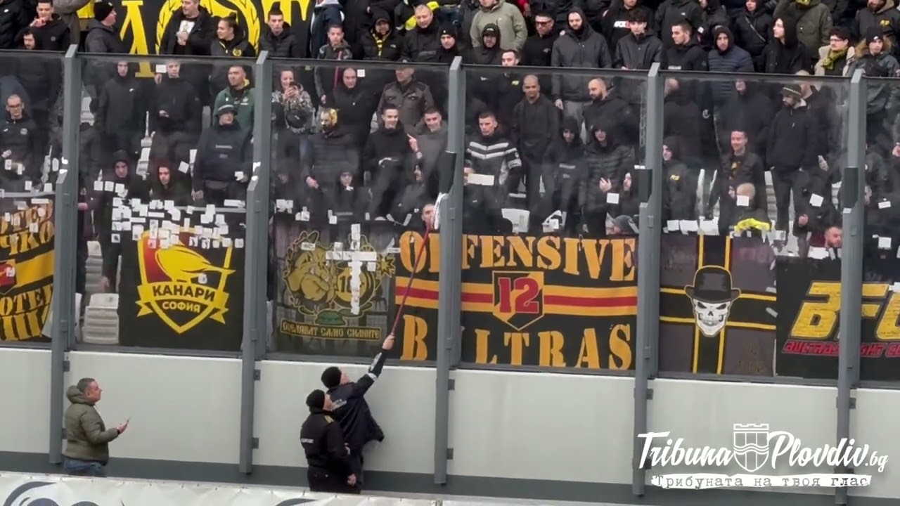 Невиждано! Фенове на Локо монтираха факли с дистанционно на оградата на сектора за гости