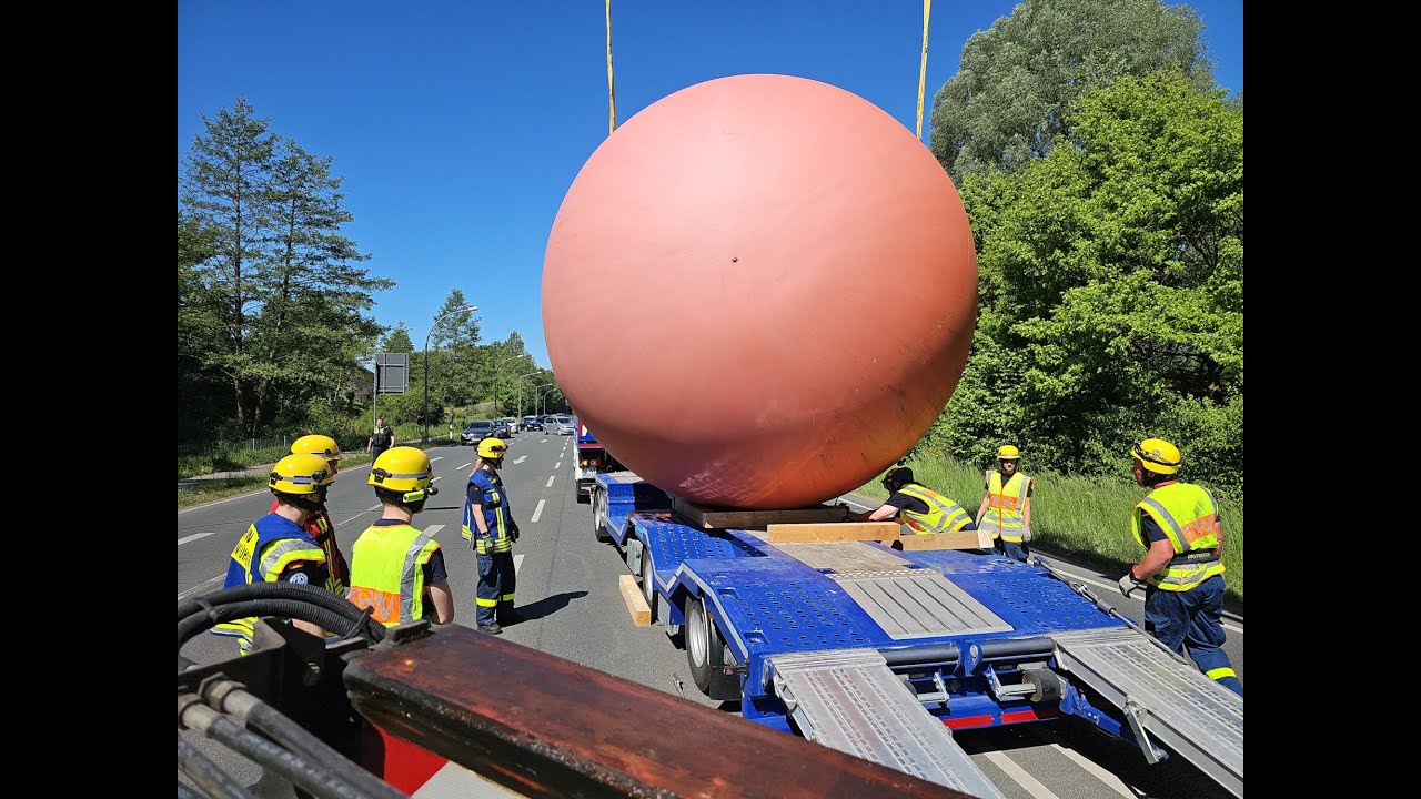 Rote Kugel wird verladen