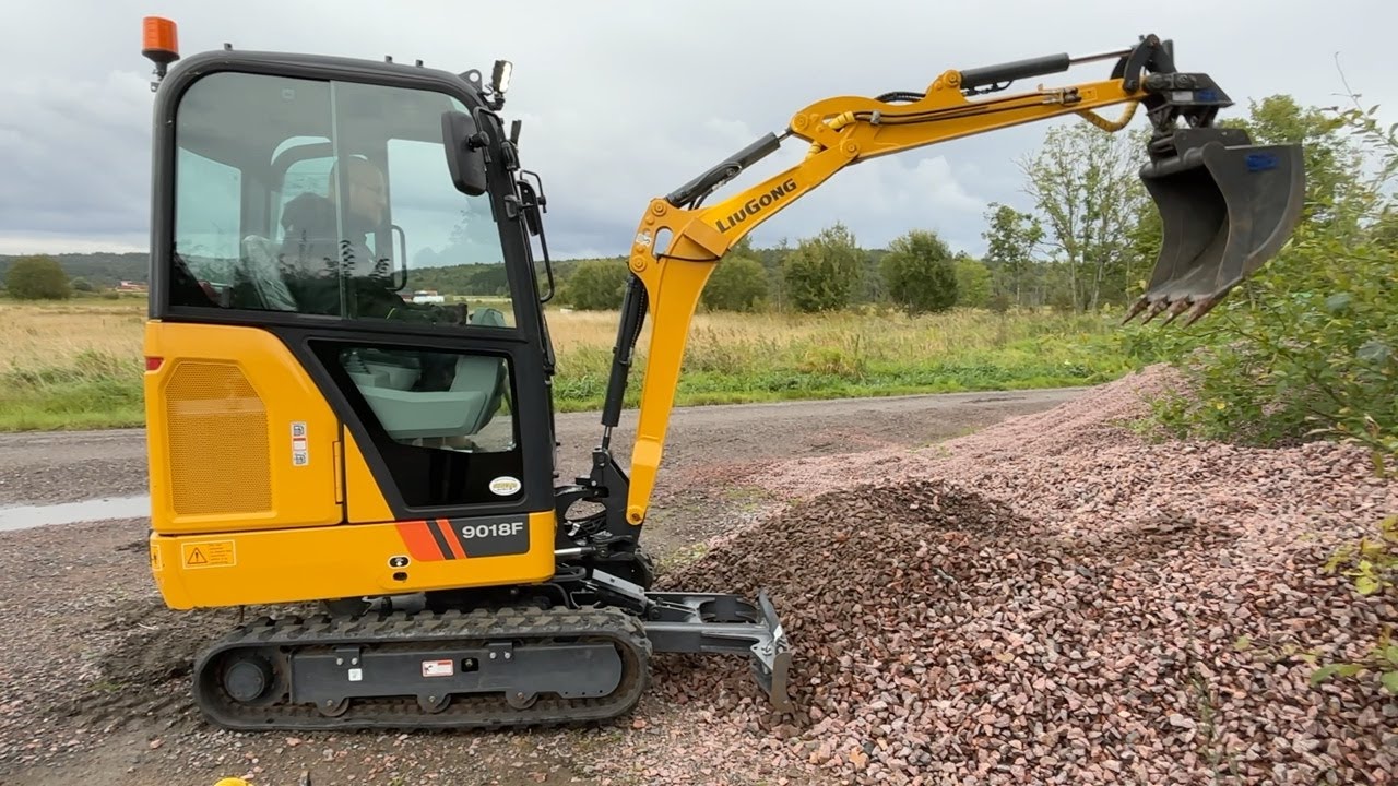 Köp Grävmaskin LiuGong 9018F + 4 st redskap på Klaravik