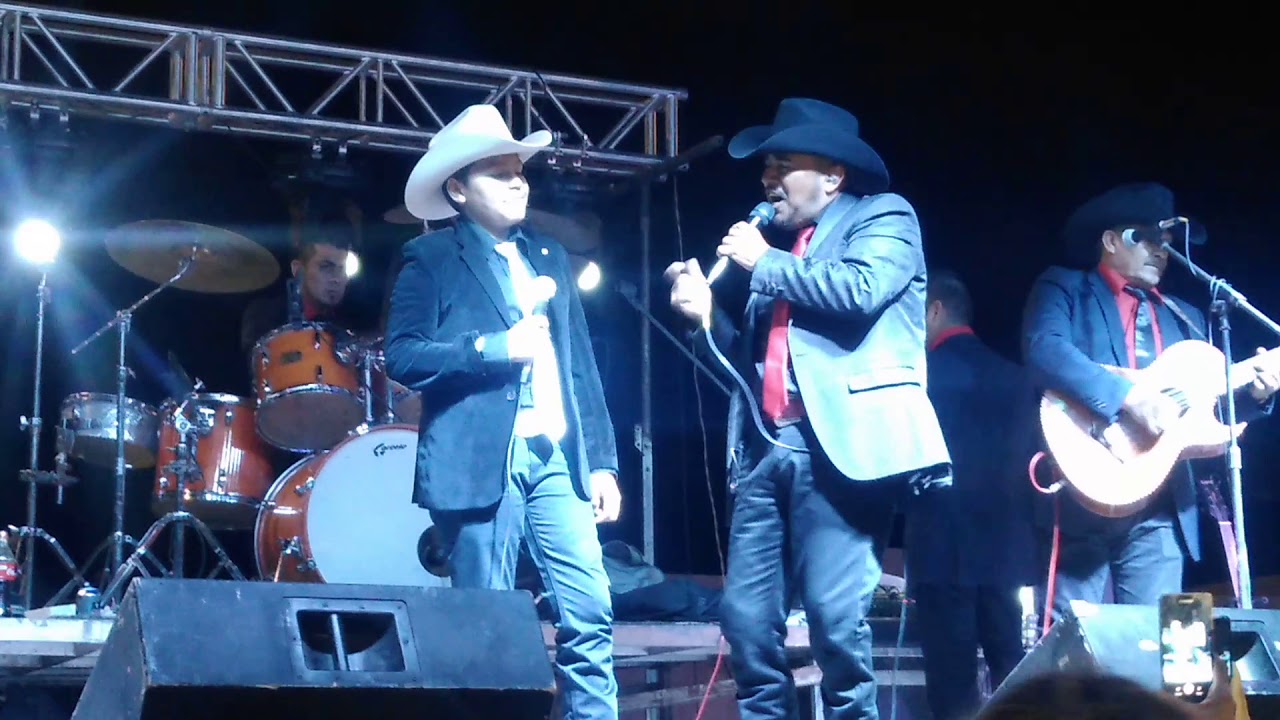 Sergio Mendívil cantando con su hijo Sergio M JR