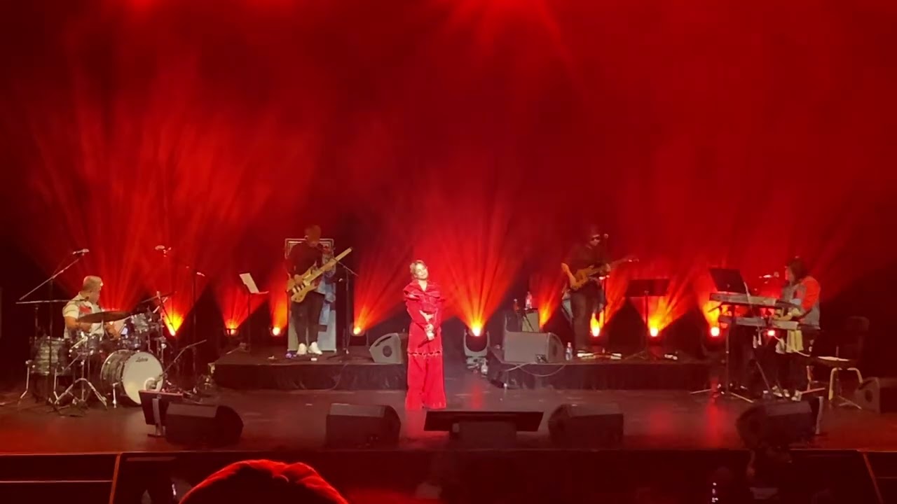 Gigi Vibes in Sydney singing Air Supply Medley