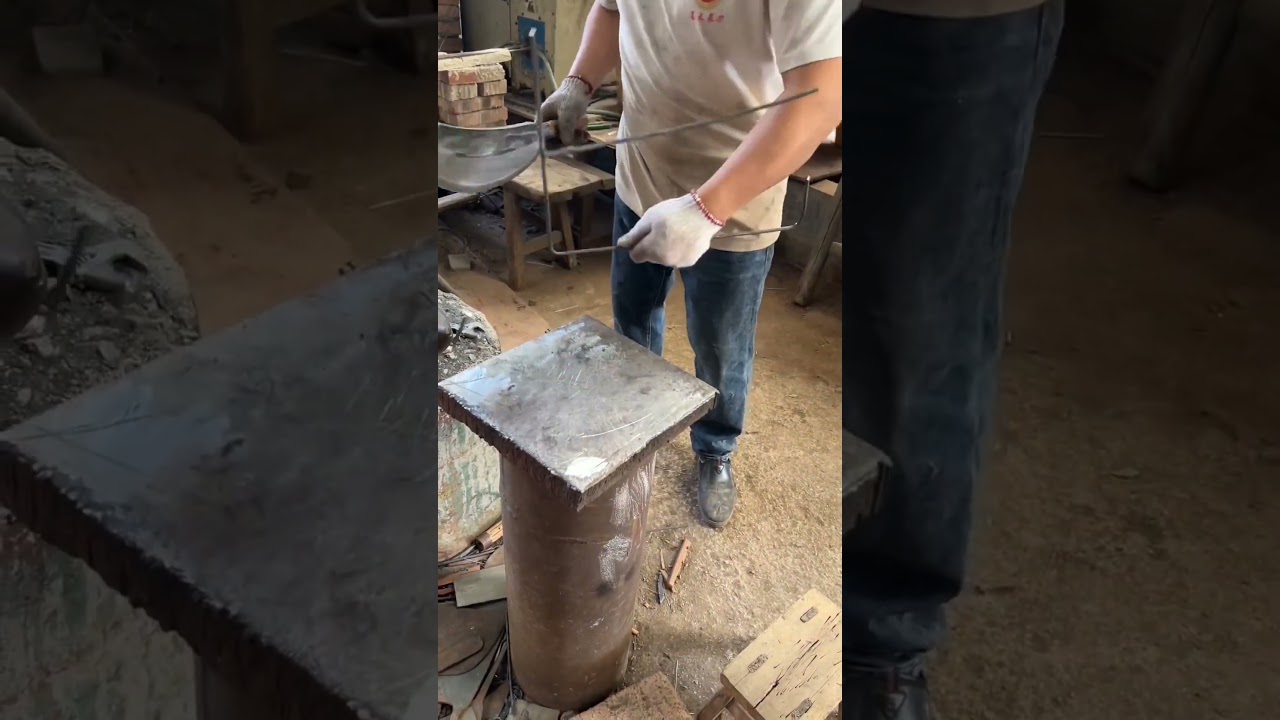 Purely handmade blacksmith shop knife maker makes ironware  