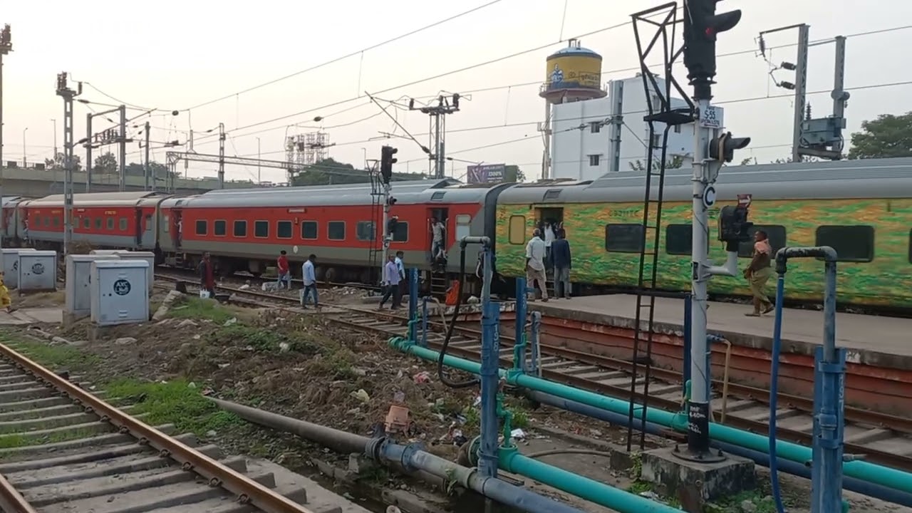 12303 - Poorva Express (PNBE-NDLD)