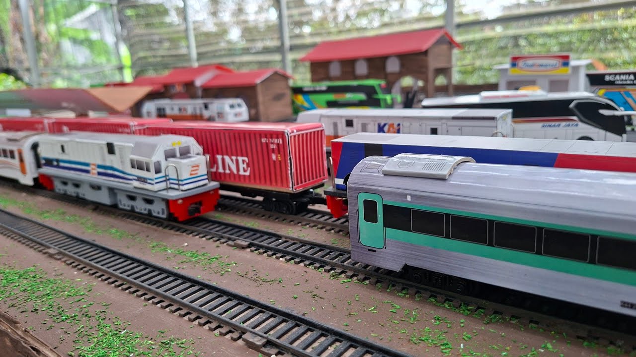 Поезд до Таванг-Джая ускоряется, чтобы обогнать поезд до Мадиун-Джая.