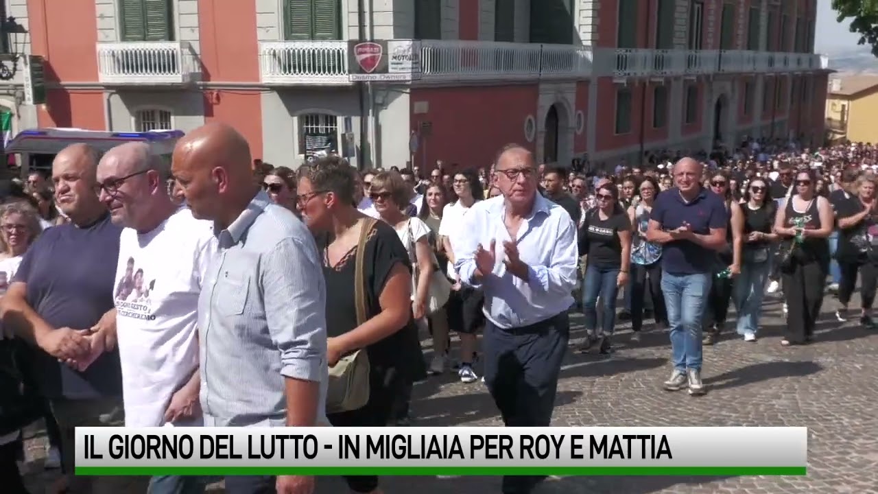 Lacrime e dolore a Sturno per i funerali di Mattia e Roy