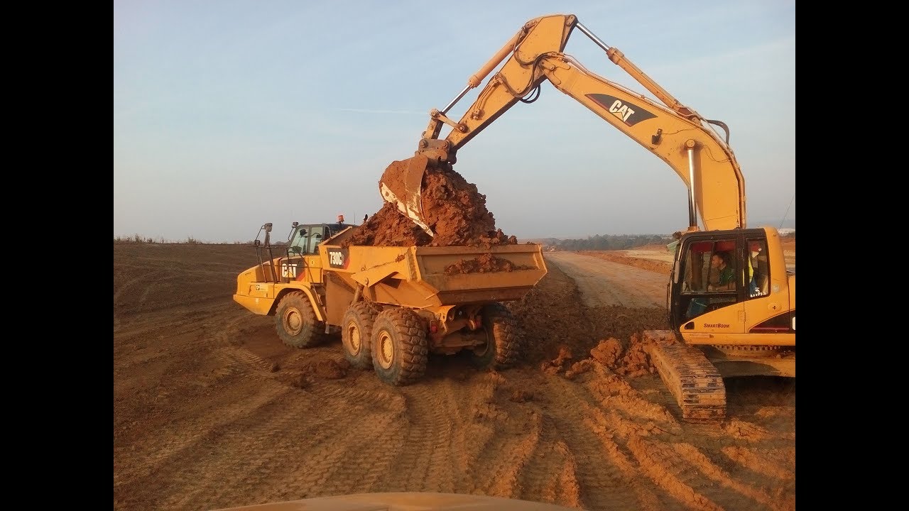 CAT 325C loading CAT 730C²