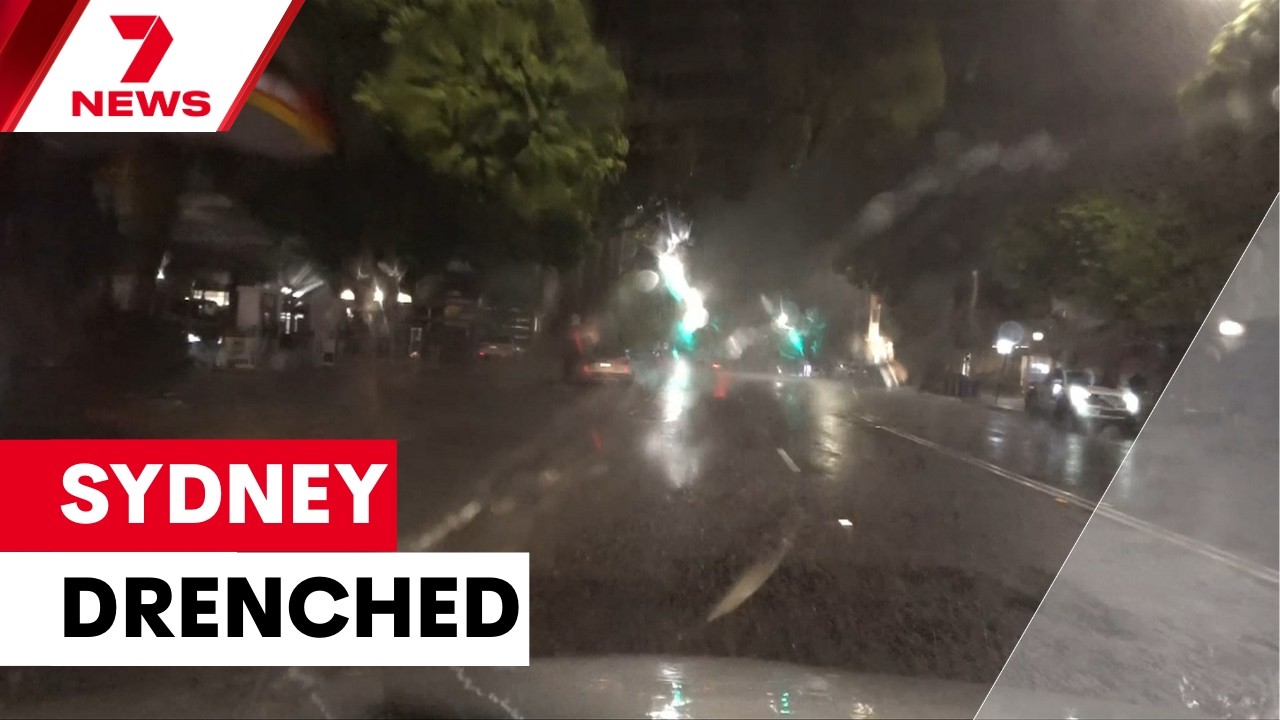 Ранним утром шторм обрушился на пригороды Сиднея | 7NEWS