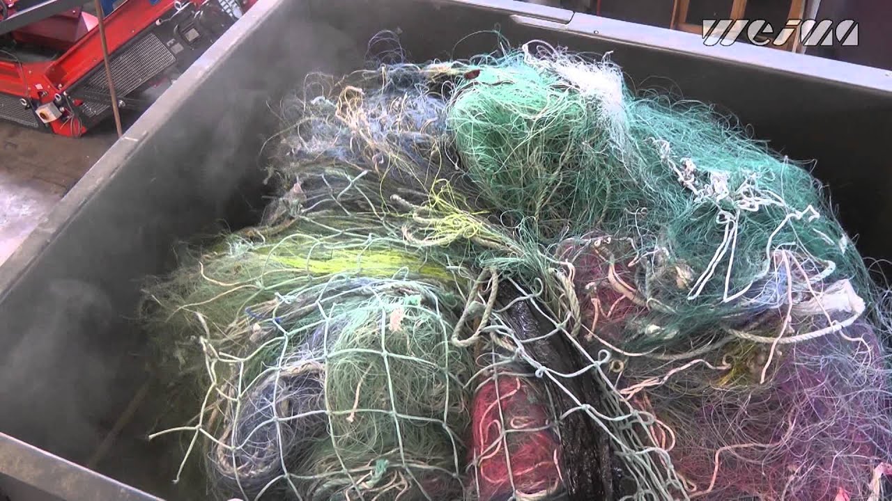 WEIMA Maschinenbau Shredder Spider zerkleinert Fischnetze / shredding fishing nets