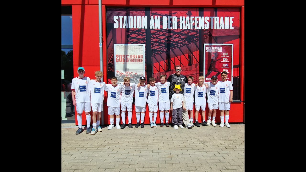 2025 05 11 - Viktoria Resse DIII - Einlaufkids bei Rot-Weiss Essen vs. VfL Osnabrück (3. Liga 24-25)