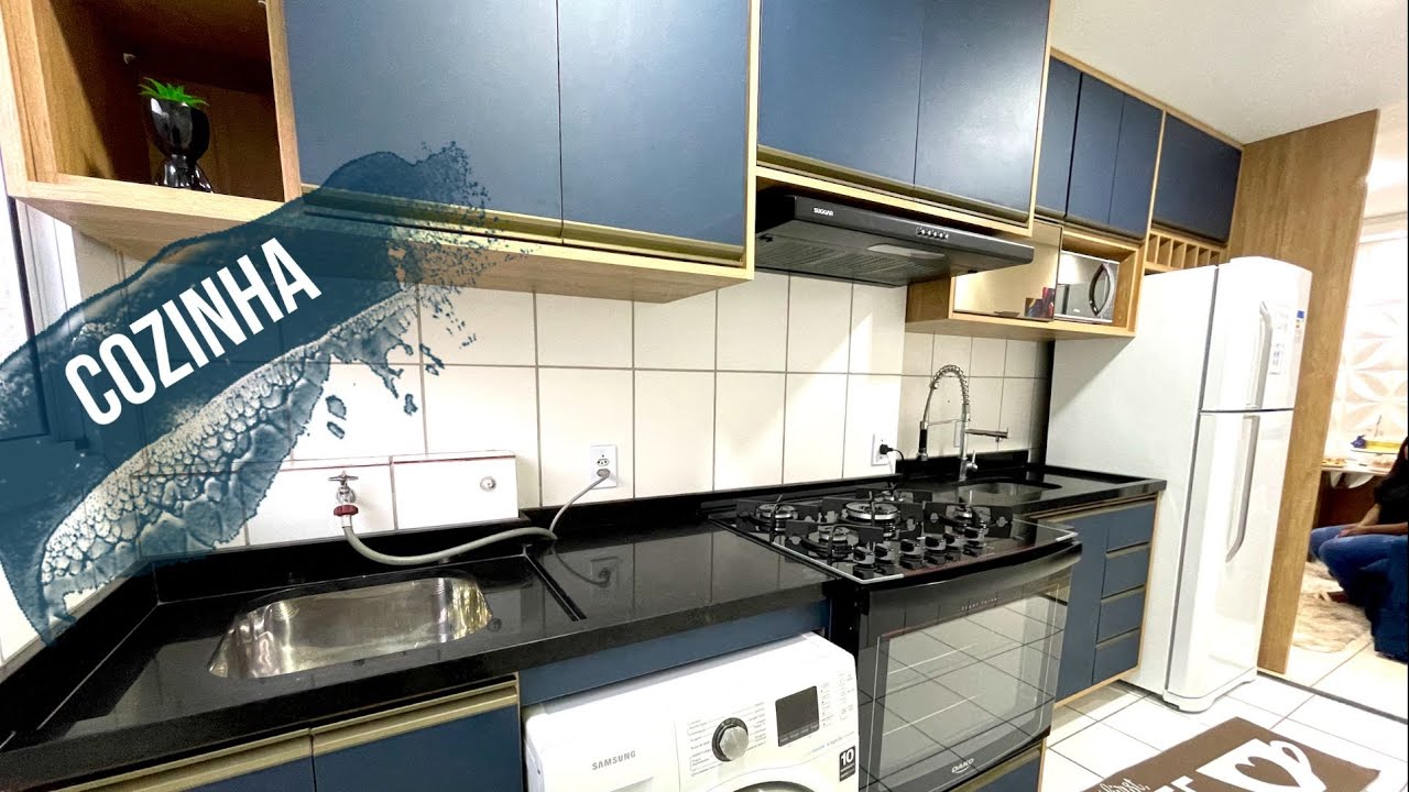 Prieto Móveis - Tour cozinha planejada azul petroleo e divisor com painel ripado