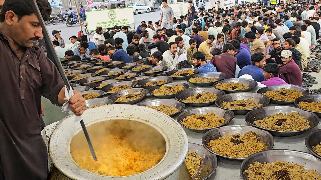 Free Food In Ramadan Iftar Time | 1000+ People Iftar on Road | Biggest Iftar in Pakistan