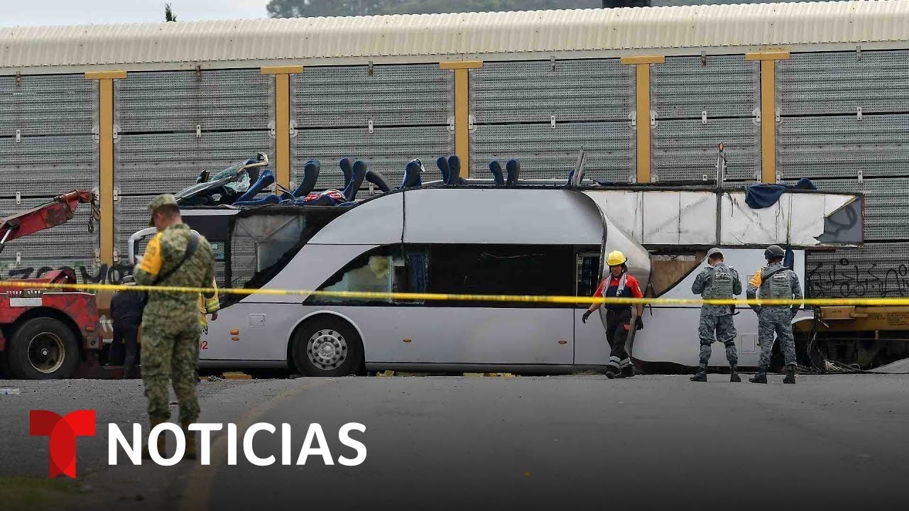 Al menos diez muertos y 40 heridos tras choque de tren contra autobús en México | Noticias Telemundo