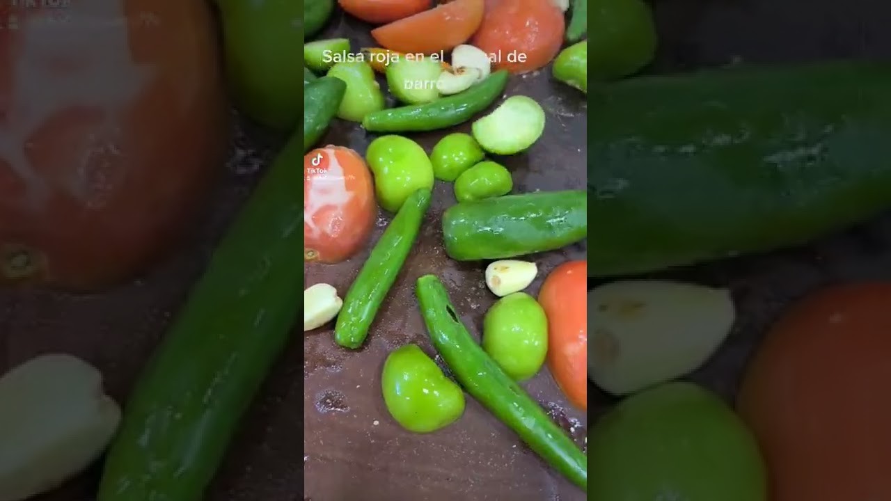 Salsa roja en el comal de barro