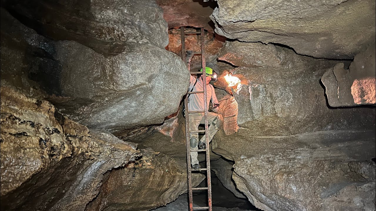 Exploring The Daleo Entrance to the Roppel Cave section of Mammoth Cave