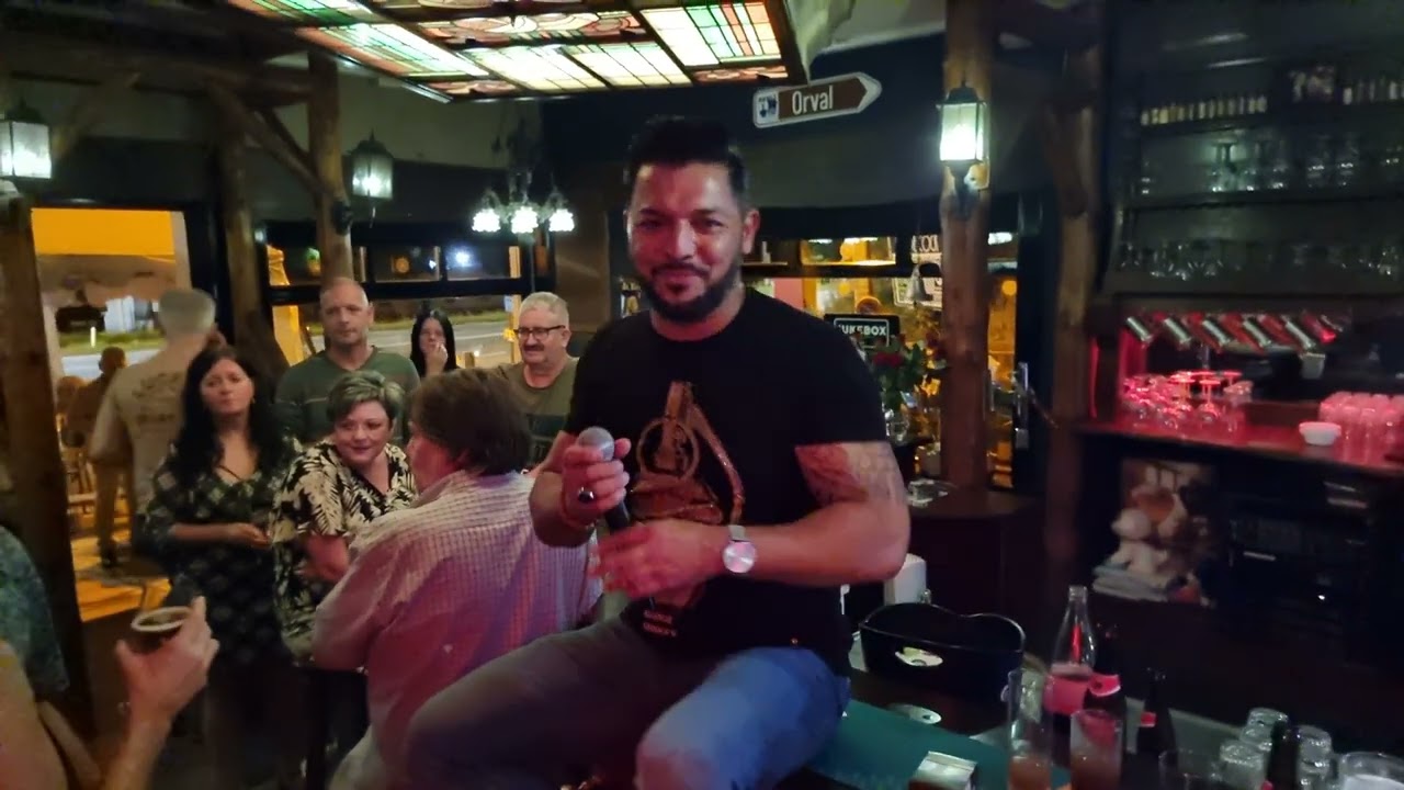 Jij krijgt die lach niet van mijn gezicht / Een beetje verliefd  - Michael Angelo - De Vier Wegen