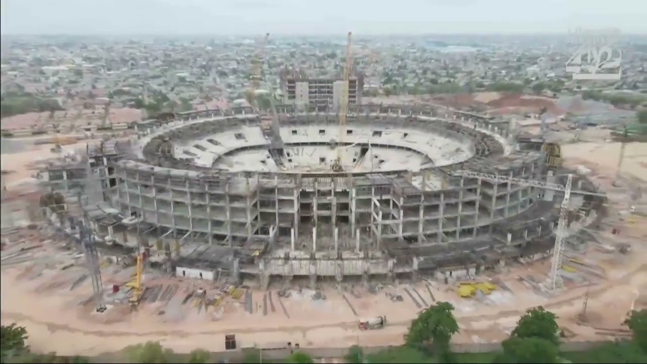 Évolution de construction grande église de Chapelle des Vainqueurs Internationale au Nigeria