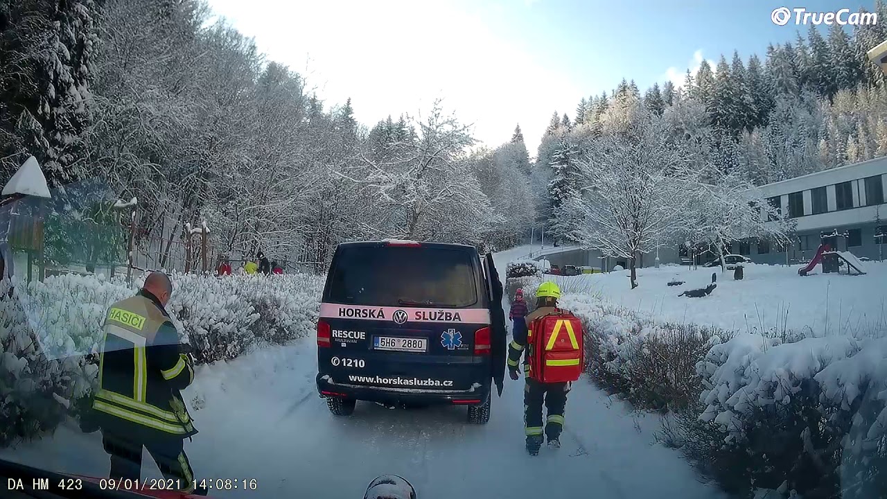 Hasiči HM 9.1.2021 Záchrana osoby zaklíněné na vozíčku pod dětskou atrakcí - Janské Lázně