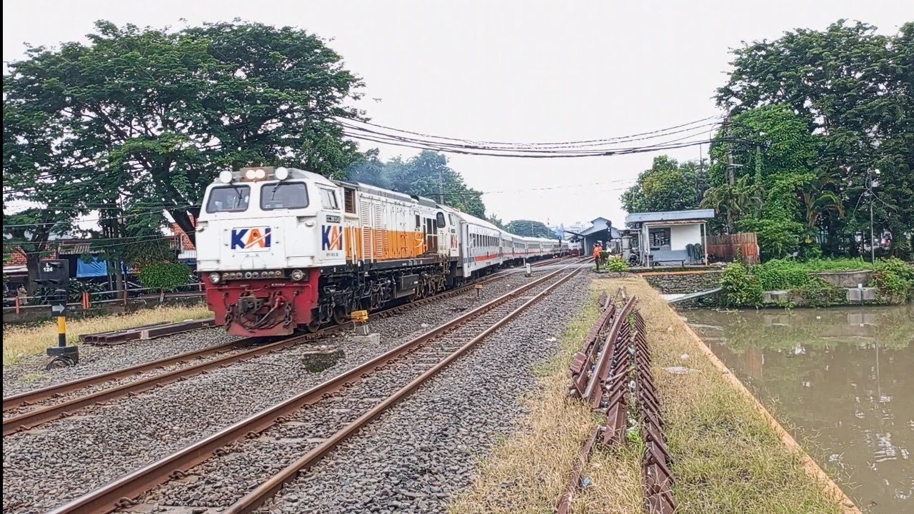 Satu Jam Banyak Kereta Melintas Di Stasiun Surabaya Wonokromo