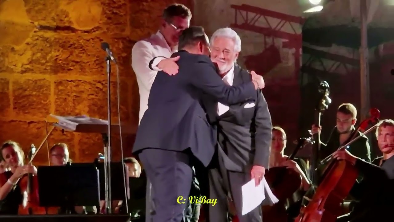 Plácido Domingo duets the Turkish song 