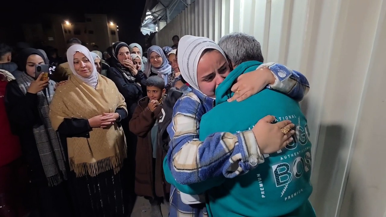 وصول مجموعة من العائدين إلى قطاع غزة عبر معبر رفح الحدودي إلى مستشفى ناصر في خان يونس جنوب قطاع غزة