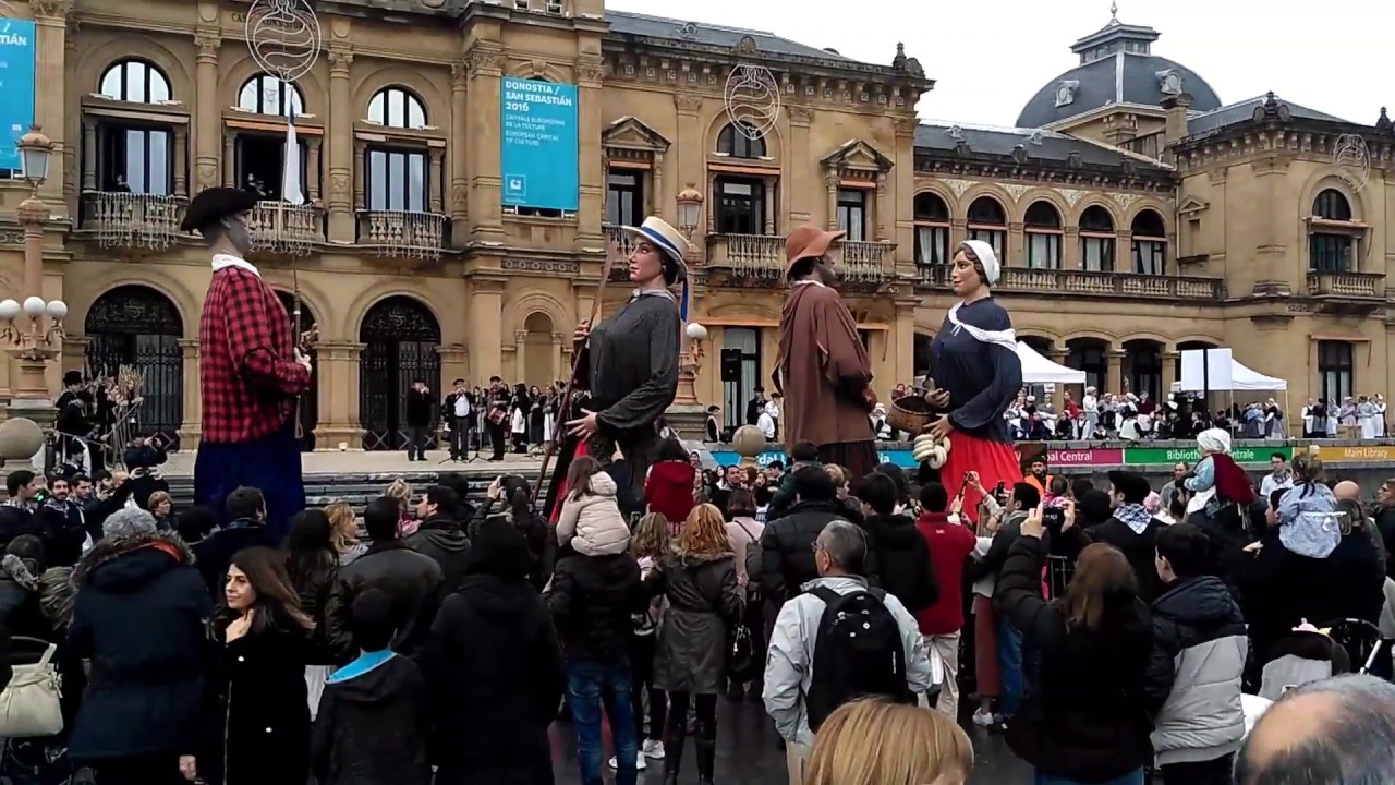 Gigantes Olentzero San Sebastián Nochebuena 2016 Donosti