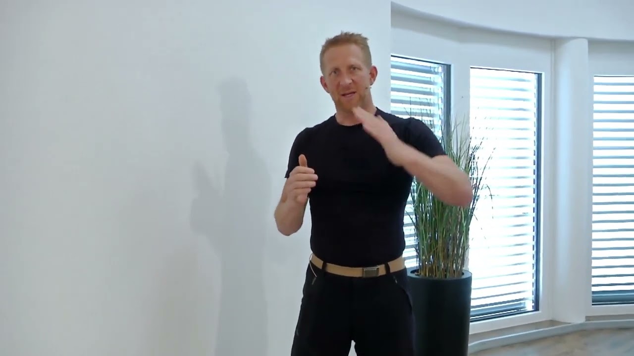 Einfache Liegestütze an der Wand