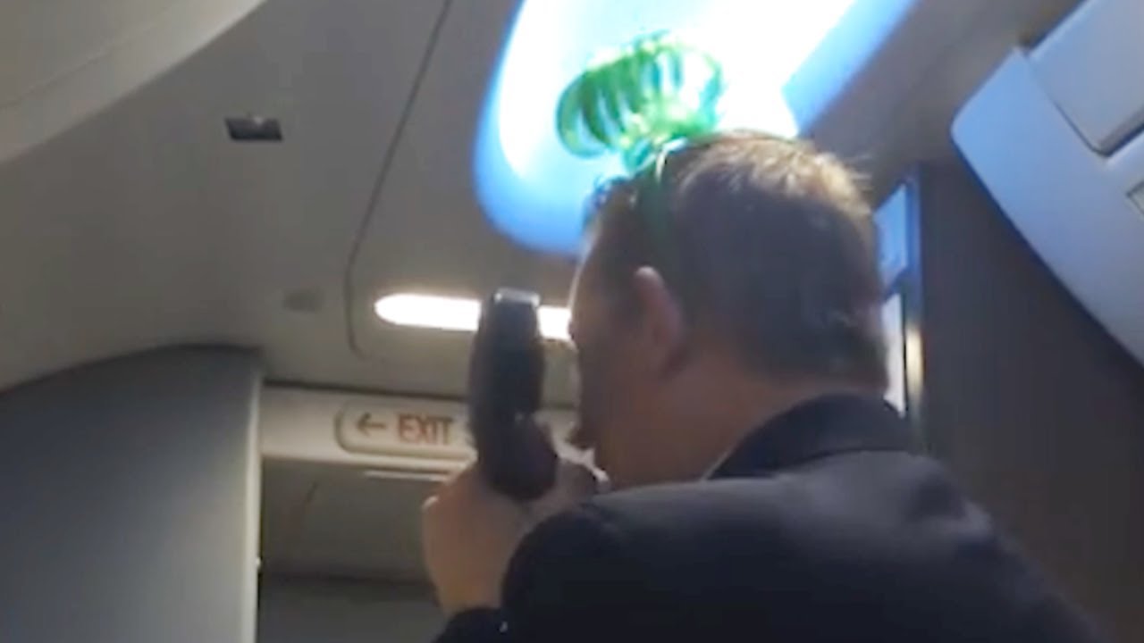 Flugbegleiter sorgt für Lachtränen im Flugzeug