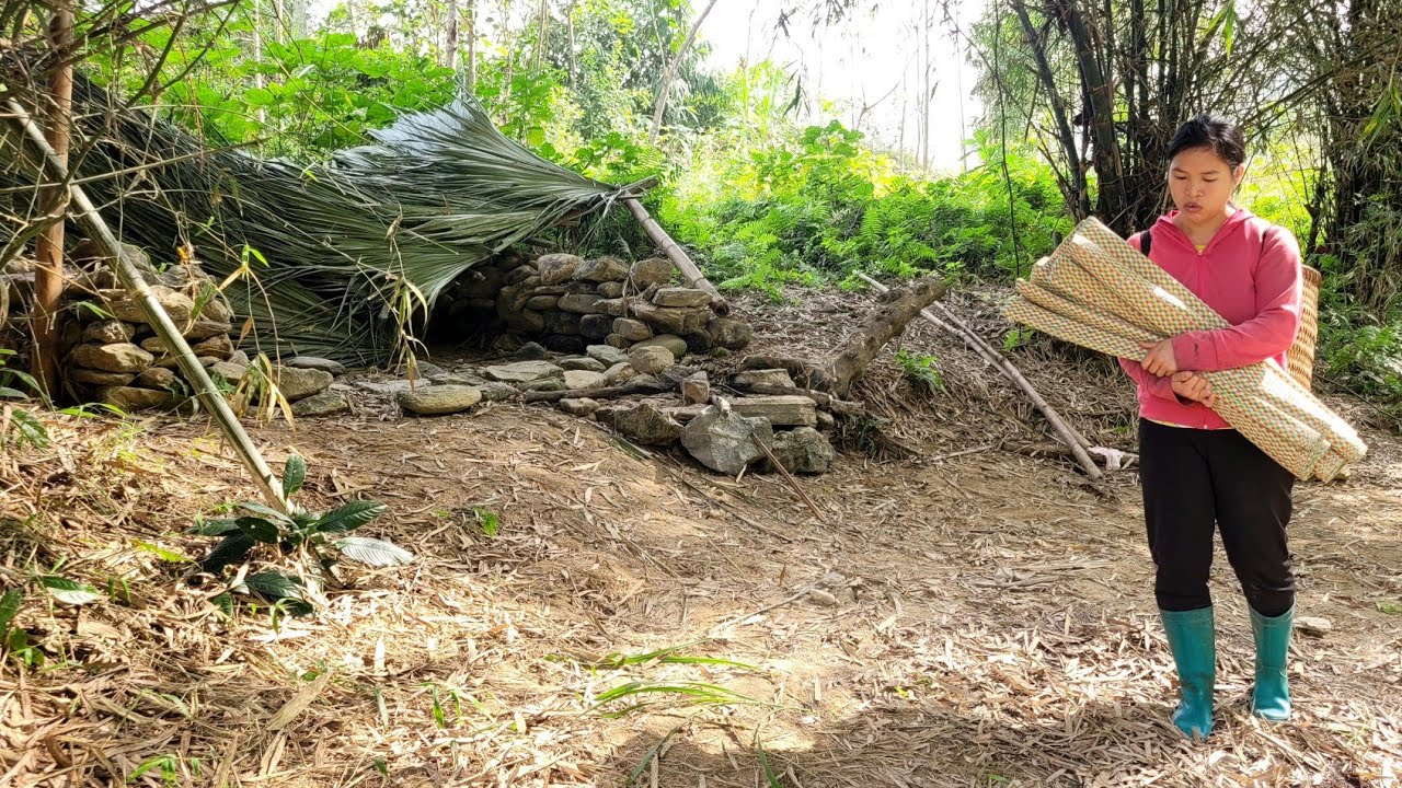 Her new shelter was demolished in an instant, forcing the poor homeless girl to leave with regret.