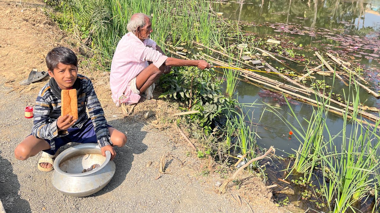 Fishing Video || The grandfather brought his little grandson to show him the techniques of fishing