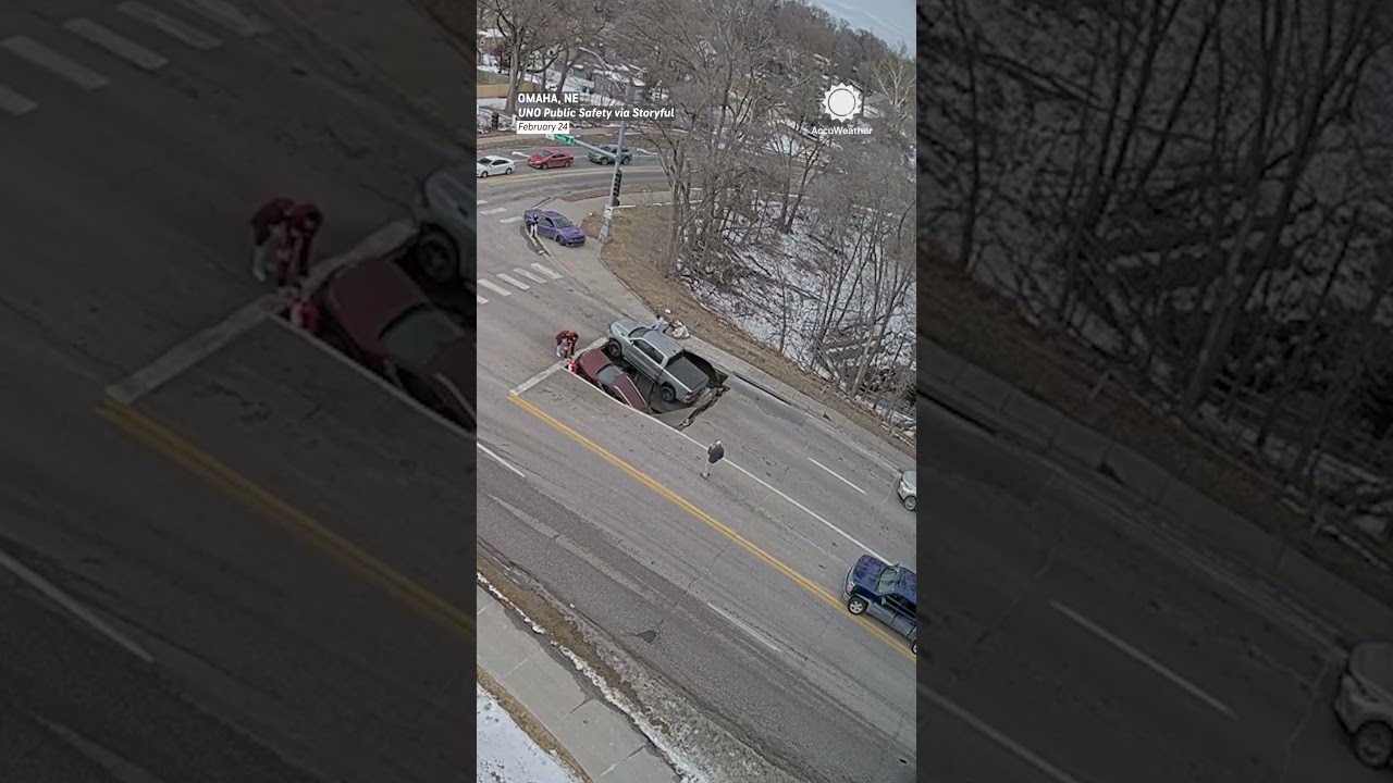 Street Suddenly Opens Up, Swallowing Vehicles!