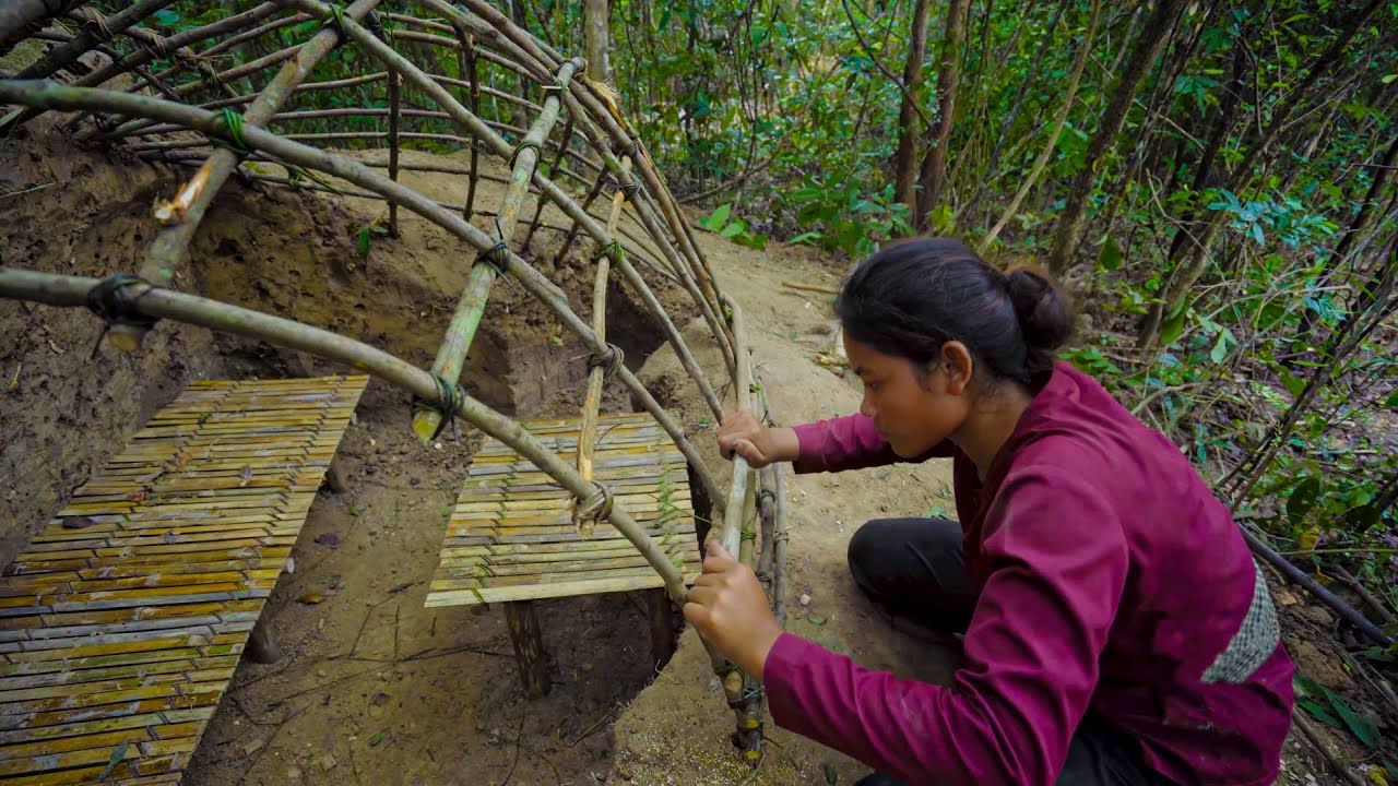 Amazing Girl Building a warm shelter for survival, Bushcraft Hut by Ancient Skills