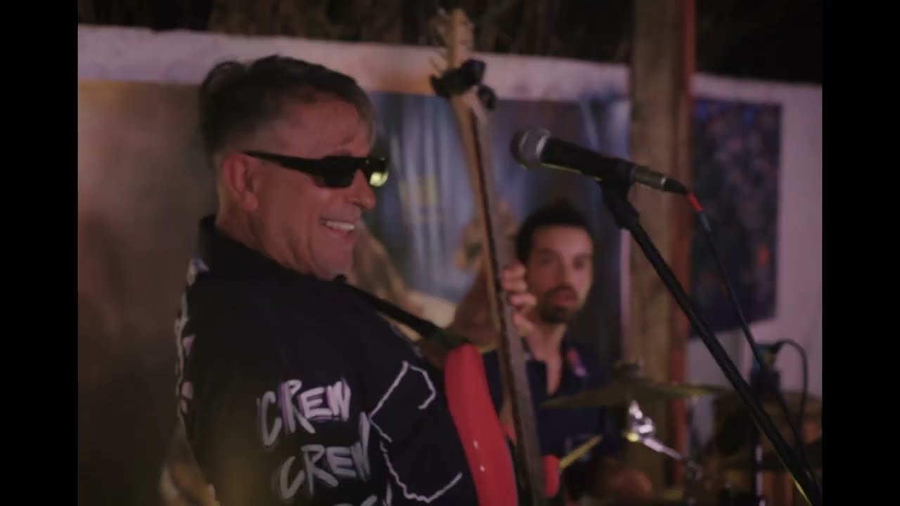 COLEGUILLAS CREW - Put Your Hands Up (En Vivo)
