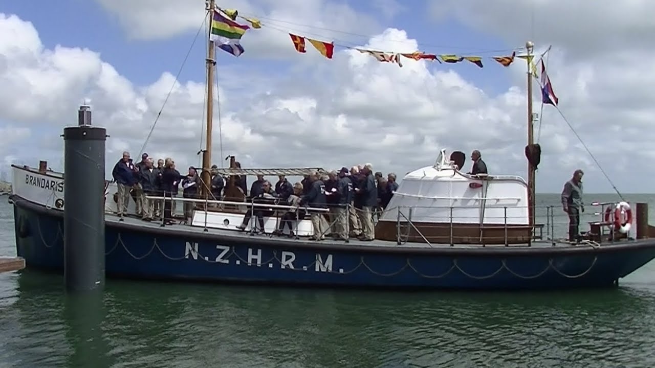 West Aleta Singers zingen een nieuwe steiger open.