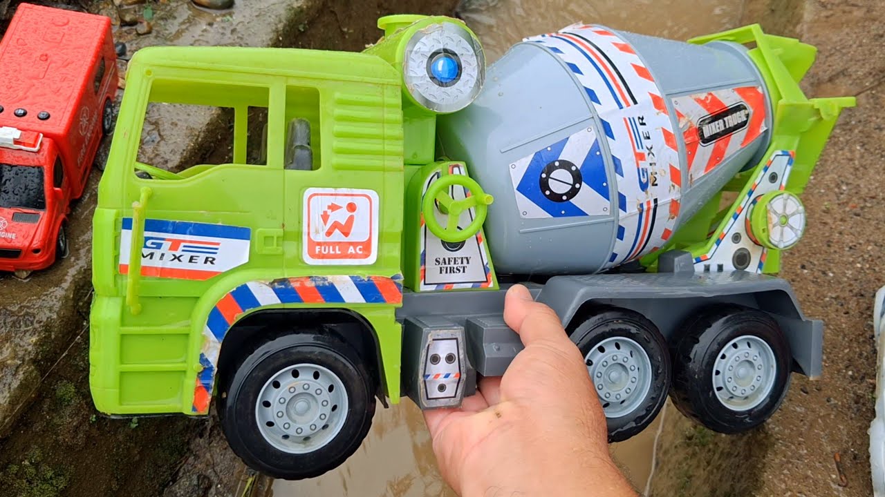 Temukan Mainan Dalam Air Mengalir, Truk Molen Besar, Tayo, Mobil Polisi, Dump Truck, Ambulans.