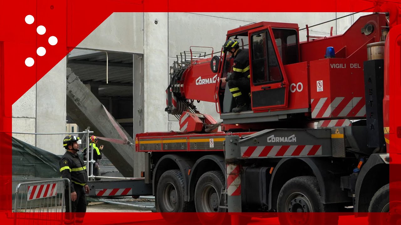 Crollo cantiere supermercato Firenze: autogrù vigili del fuoco aggancia la trave pericolante