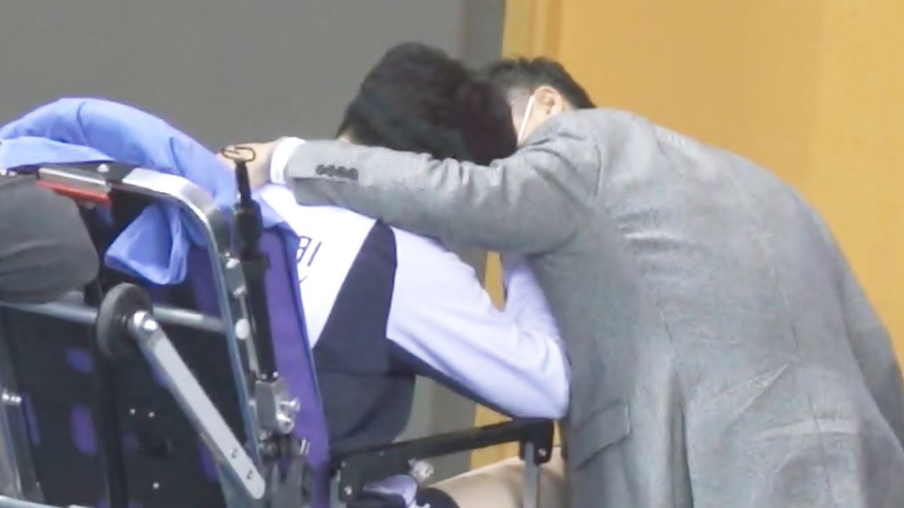 아버지 품에 안겨 우는 김희진 ㅜㅜ 여자 배구