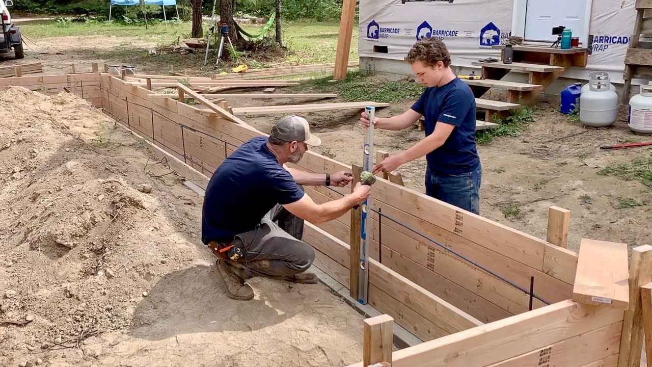 Building Garage Stem Wall Forms - Couple Builds Dream Home