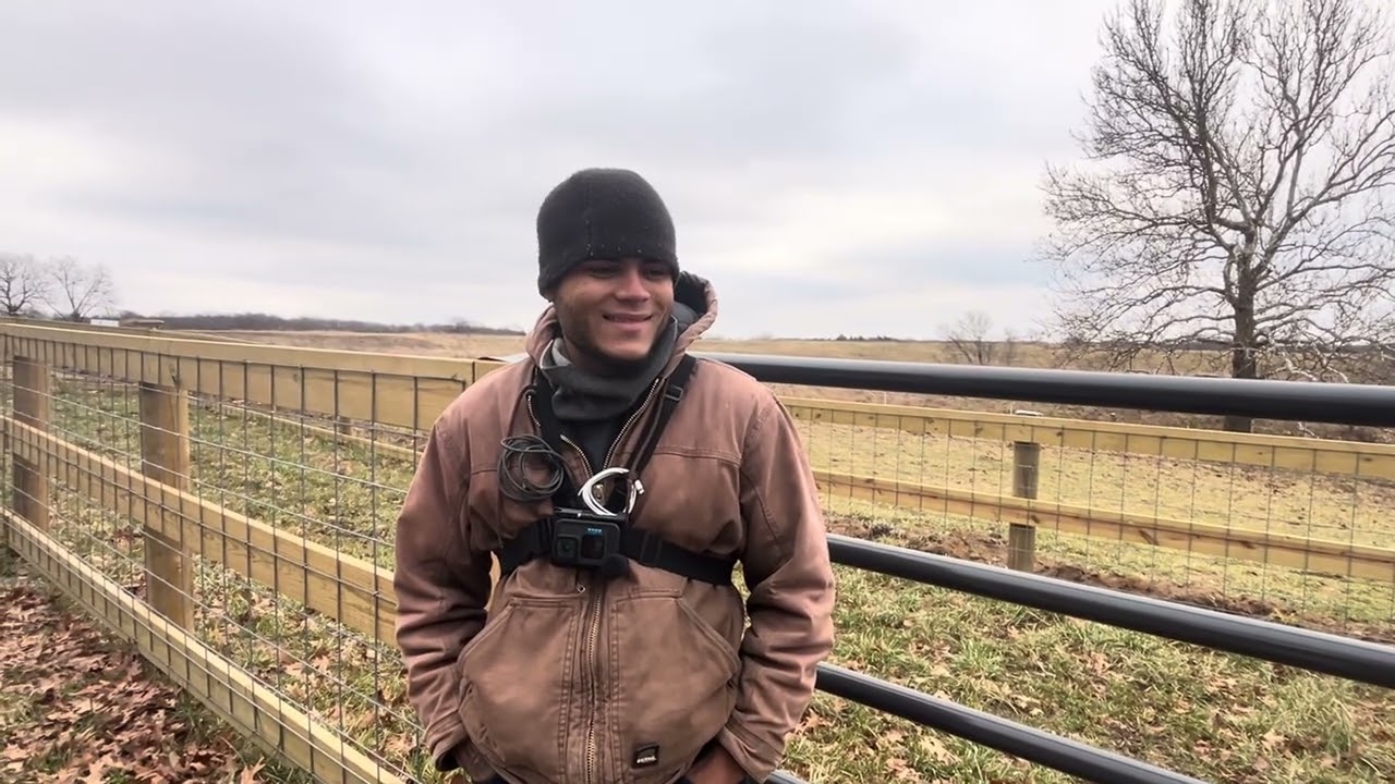 Грег представляет Эфрена, нашего нового стажера на ферме Green Pastures Farm.