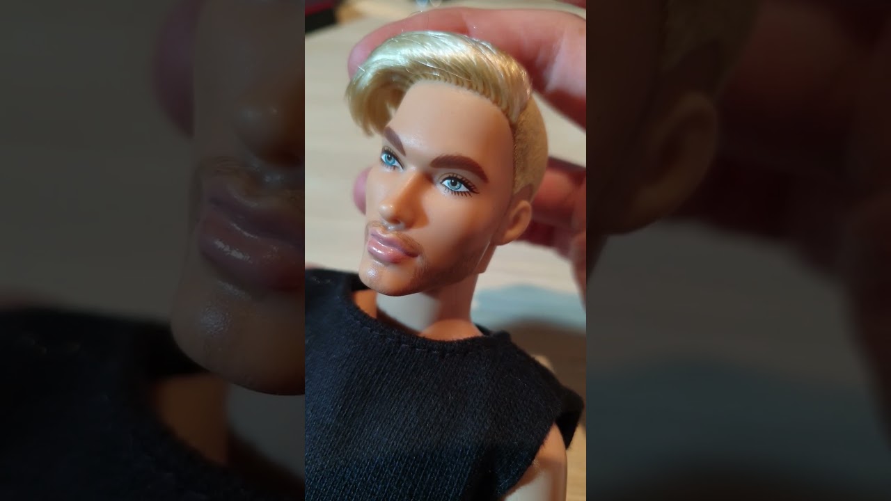 Barbie Signature Looks Ken Doll (Blonde)