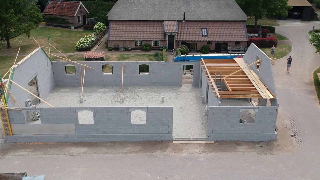 Bouw paardenstal met hooiopslag te Putten