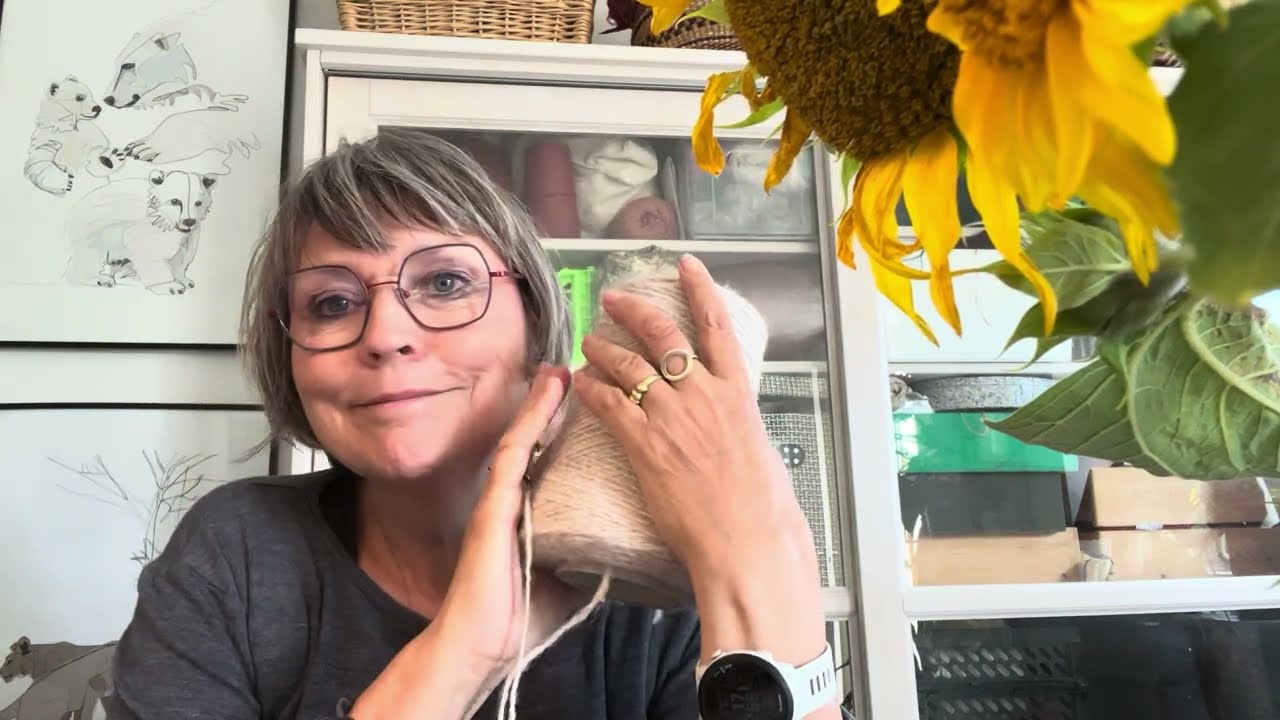 The dreamknitter: Episode 22, August 2025, Idatee, stooksweater, strømper og hiesusweater.