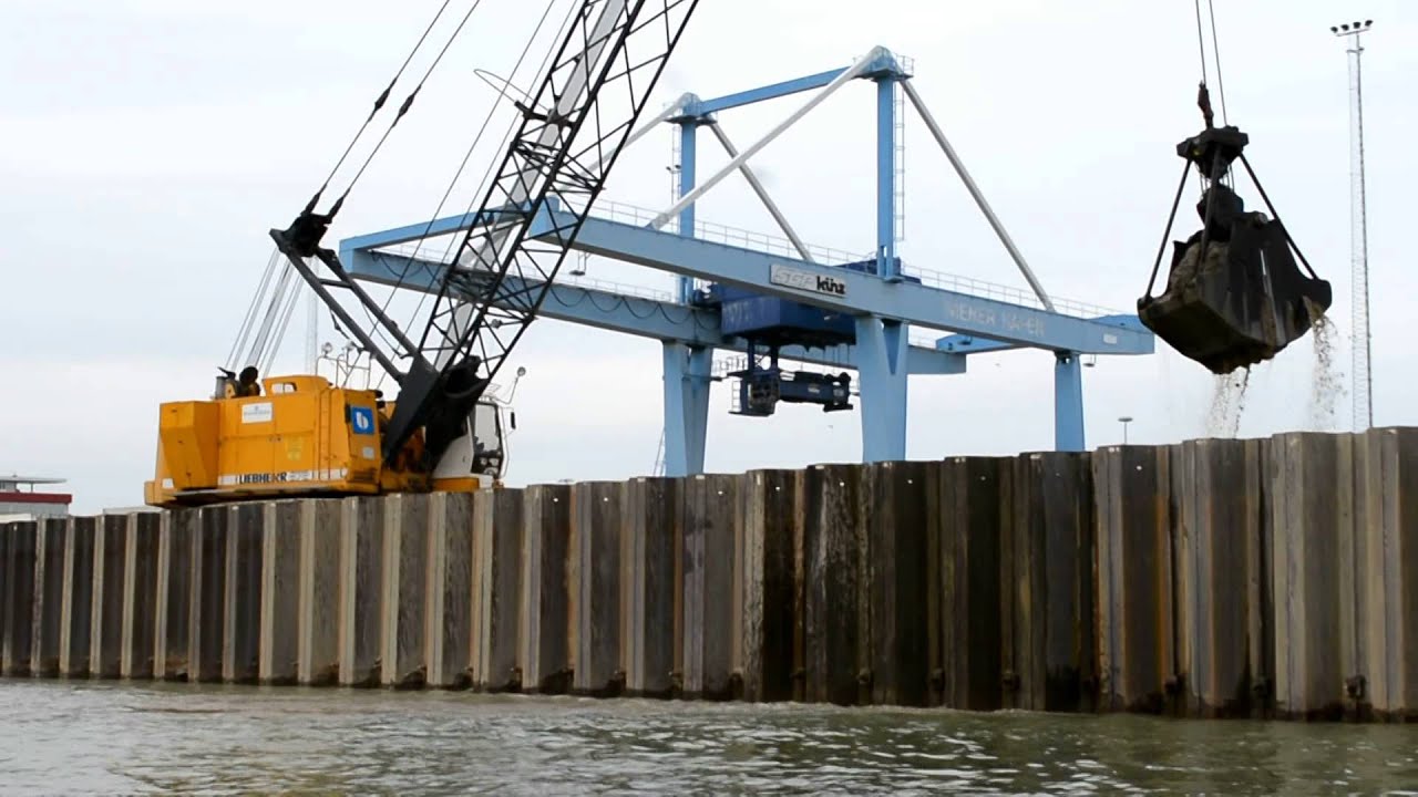 Liebherr HS872HD digging gravel out of the water - Part 3