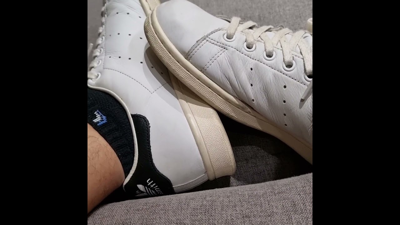 adidas stan smith dirty on the couch 