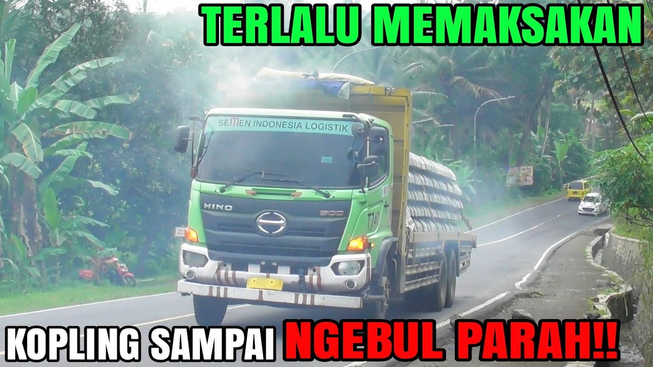 Terlalu Dipaksakan, Kopling Tronton Hino Muatan Bantalan Rel Kereta Ngebul Parah Di Tanjakan Cibeka