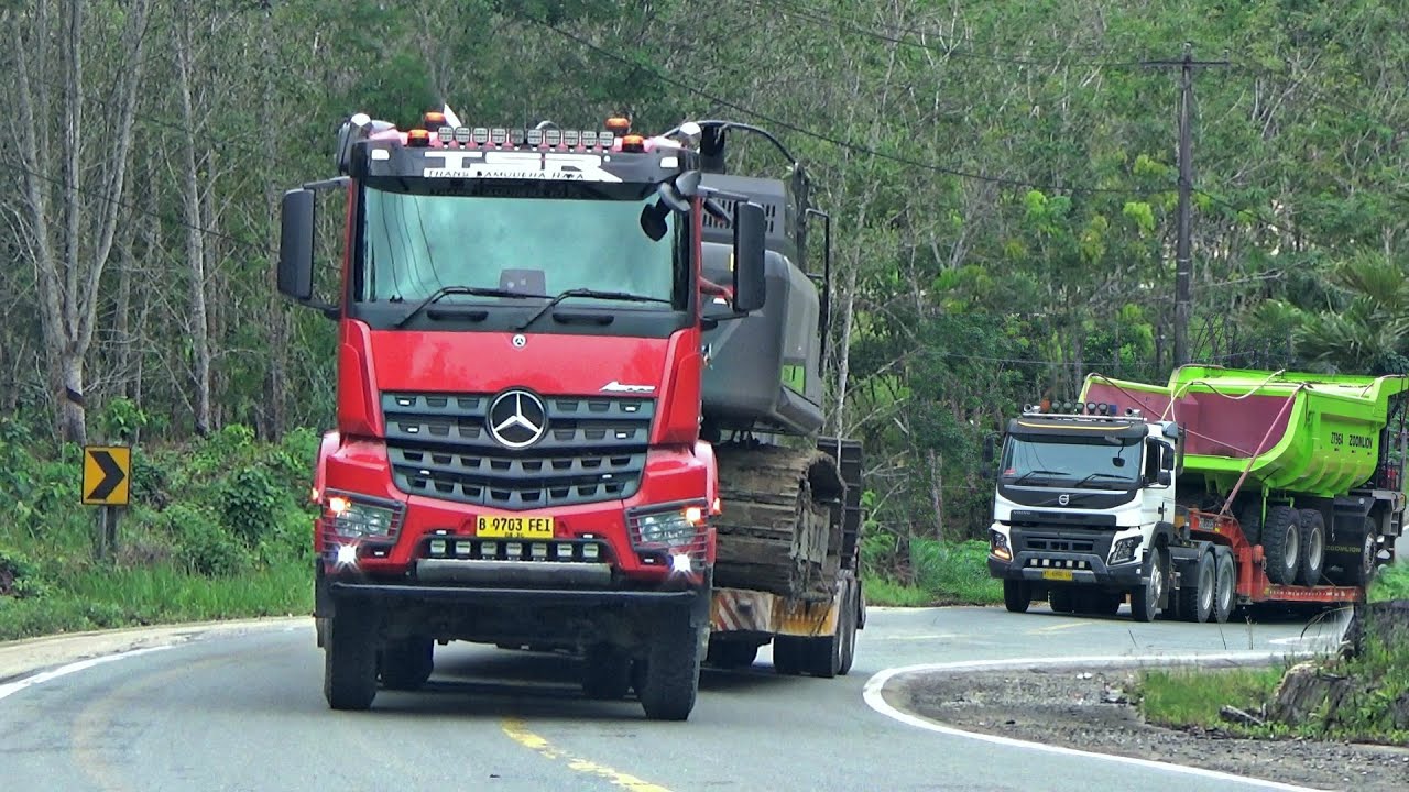 Konvoi Truk Truk Trailer Muatan Dumptruk Zoomlion & Excavator Zoomlion melintas gunung kubur