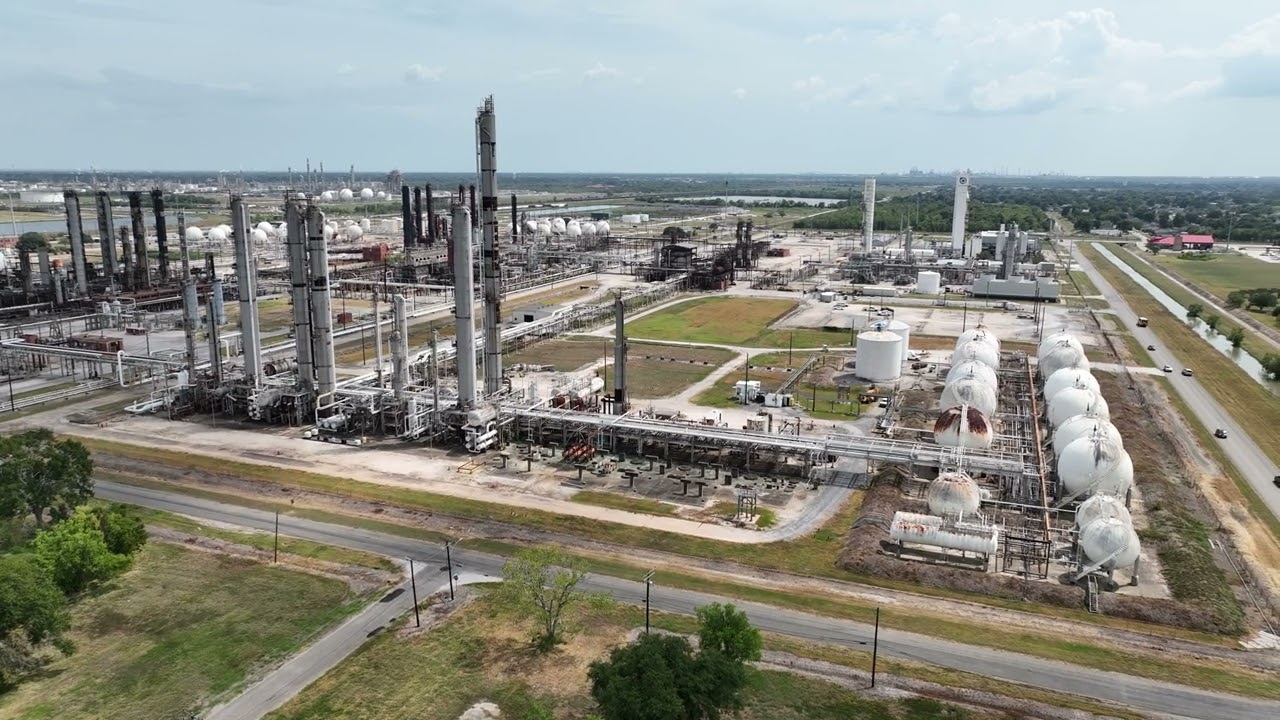 Lion Elastomers Petrochemicals Refinery in Port Neches, Texas (29.983463, -93.946533)