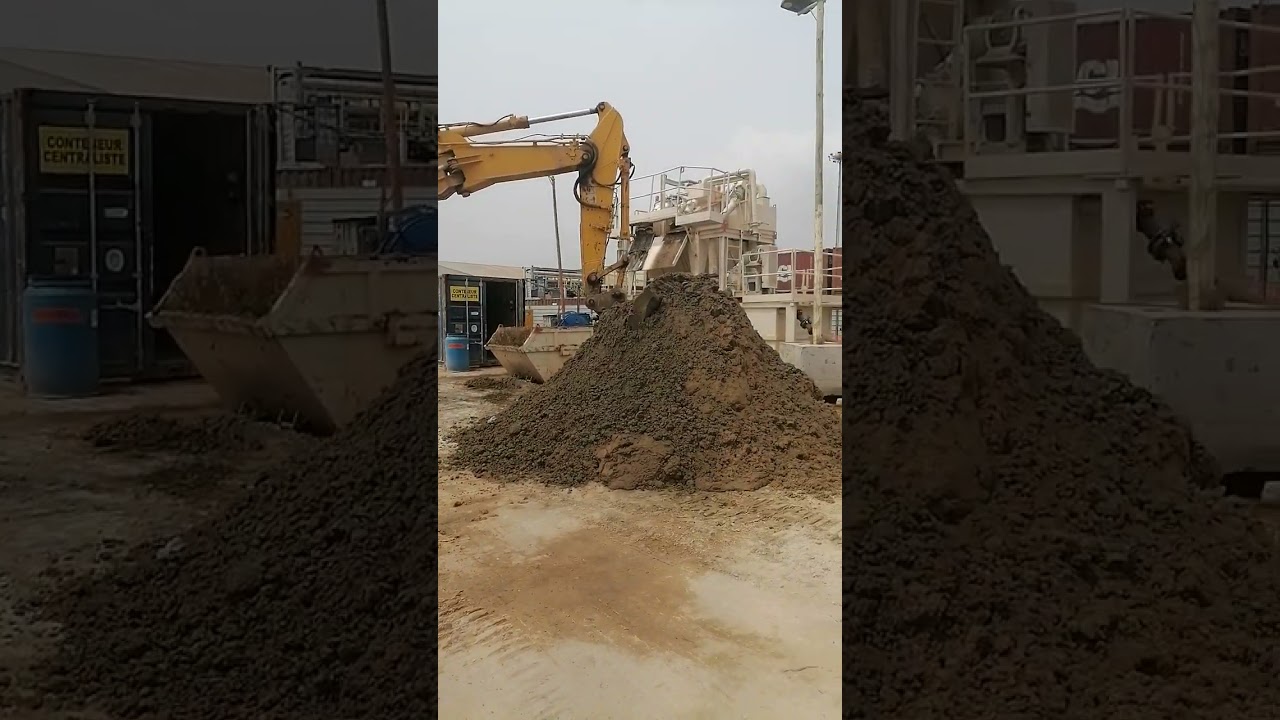 Diaphragm wall construction: Removal of the dirt materials at the desanding plant.