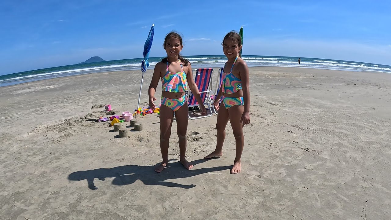 Praia de Boracéia - Bertioga, SP 🌊, é hora de entrar na água do mar, filmada pela mamãe das gêmeas💃🏼