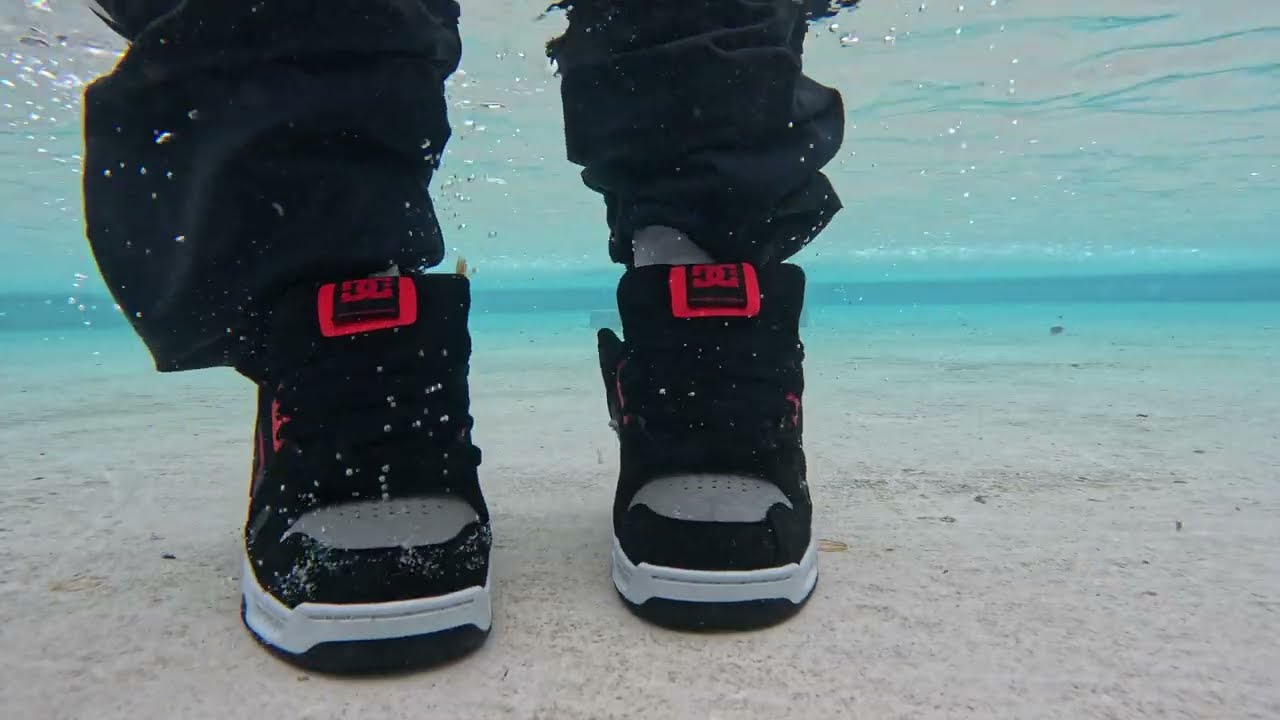 PLOUF DANS LA FONTAINE, TOUT HABILLE - DC STAG + BOGNER + ALEXANDER MC QUEEN