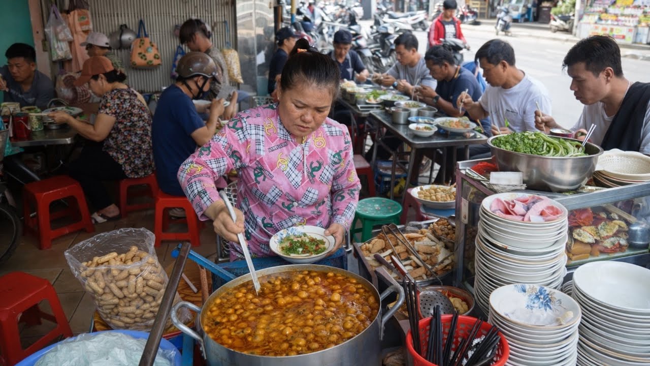 Chị gái bán bánh canh cua 42k/tô khách ngồi ăn đông kín ở vỉa hè Sài Gòn